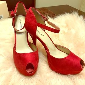 Red Stylish 4.5 inch pumps. EXCELLENT CONDITION!
